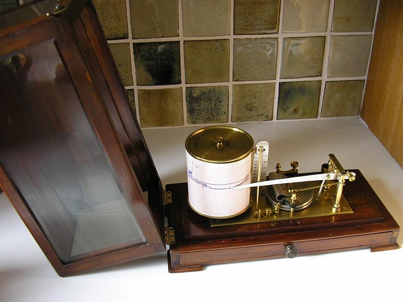 PB140003.JPG - A very nice english Barograph that was salvaged from a convoy ship in the Second World War. A complete strip,clean and rebuild ensures many more years of recording.