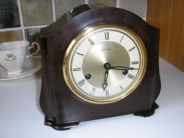 P7110002.JPG - A Bakelite Smiths Mantle Clock. Cleaned & serviced, new convex glass fitted.  After many years in the back of the owners wardrobe now back on the Mantlepiece.