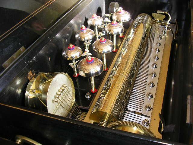 PB090010.JPG - A rare '6+1' Bells, Cymbals, & Castanets Music Box.  Twelve tune Roller.